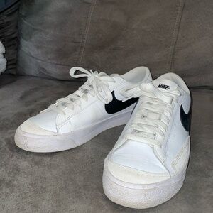 White Nike low blazers
